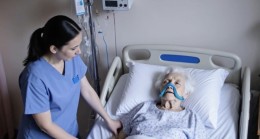 Yaşlı bir kadın son saatlerini yaşıyordu ve yanında sadece genç bir