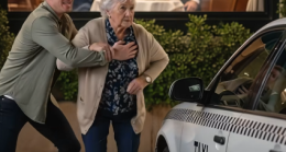 Aile yemeğinde torunum eğilip sessizce, “Büyükanne, burada güvende değilsin. Lütfen hemen git.” dedi.