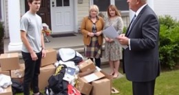 Babamın cenazesinden sonra ailem eşyalarımı bahçeye attı, kilitleri değiştirdi ve