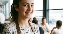 16 yaşındayken, geceleyin evimiz alev aldı. Babam beni ön kapıdan dışarı çekti. Annemi ve dedemi çağırmaya gitti. Ama geri dönmediler. Yangın üçünü de aldı.