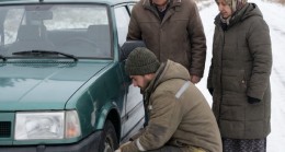 Karlı bir otoyolda lastiği patlamış yaşlı bir çifte yardım etmek için durmuştum—bir hafta sonra televizyonda gördüklerim hayatımı altüst etti.