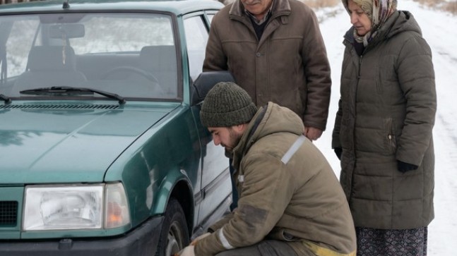Karlı bir otoyolda lastiği patlamış yaşlı bir çifte yardım etmek için durmuştum—bir hafta sonra televizyonda gördüklerim hayatımı altüst etti.
