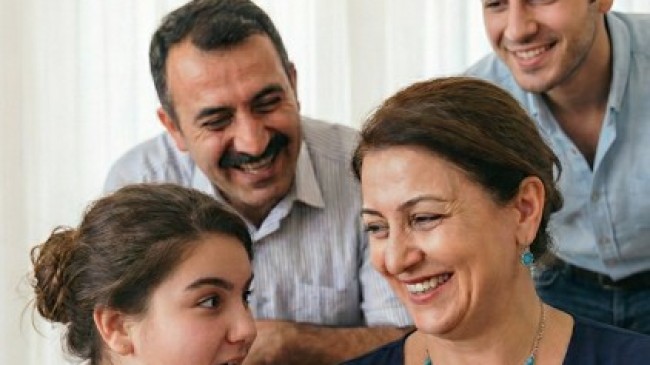 Erkek arkadaşım beni ailesiyle tanıştırmaya götürdüğünde kaynanamın boynundaki kolye