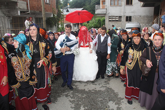 Kapı Açıldığında Içeri Giren Damat Değil