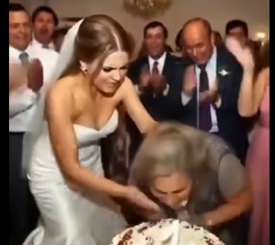 Damat şaşkına dönmüştü Gelin, kaynanasının yüzünü öfkeyle pastaya sokuyordu