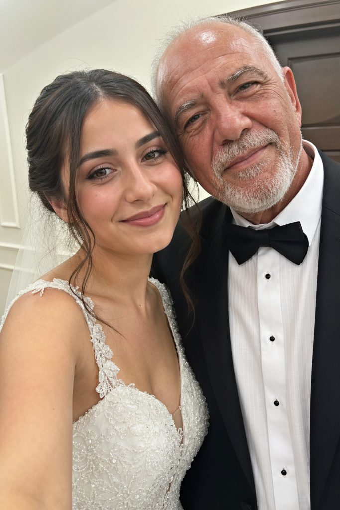 Benden 30 yaş büyük, varlıklı bir dul adamla evlendim ve kızı bana para avcısı dedi; vasiyet okunduğunda avukatı bana bir kutu verdi ve “Tam olarak hak ettiğin şeyi aldığından emin oldu” dedi. - Fotoğraf 2