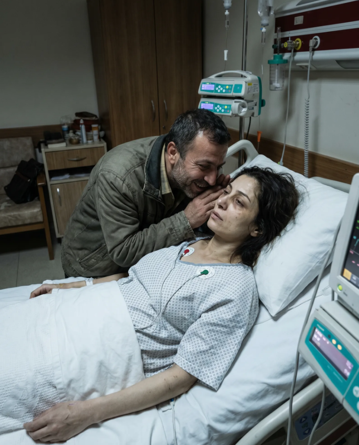 Adam yatağın yanına eğildi ve sahte bir üzüntüyle… - Fotoğraf 2