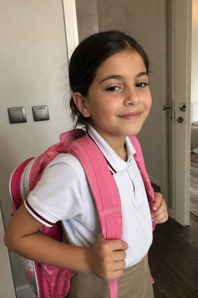 Kızımın Okul Çantasından Çıkan Eski Fotoğraf Beni Donup Bıraktı — Çünkü Fotoğraftaki Kişi Yıllardır Aradığım Biriydi. – - Fotoğraf 2