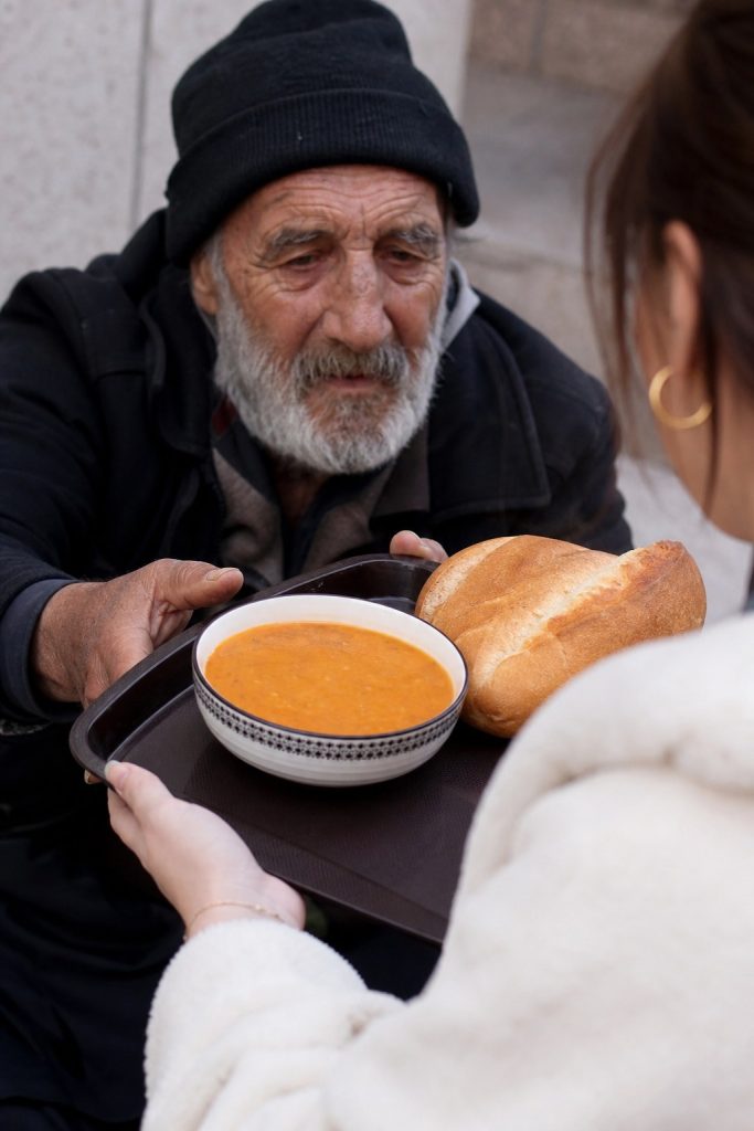 Her sabah bir kase çorba verdiğim kimsesiz adam, bir gün cebinden sararmış bir zarf çıkardı…