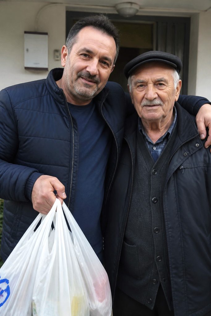 On iki yıldır her pazar 84 yaşındaki komşum Eşref’in alışverişini getiriyordum