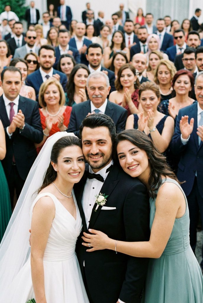 En Yakın Arkadaşım Düğünümde Kocamla Birlikte Ortadan Kayboldu — 10 Yıl Sonra Geri Döndüklerinde Ellerinde Bir Sır Vardı