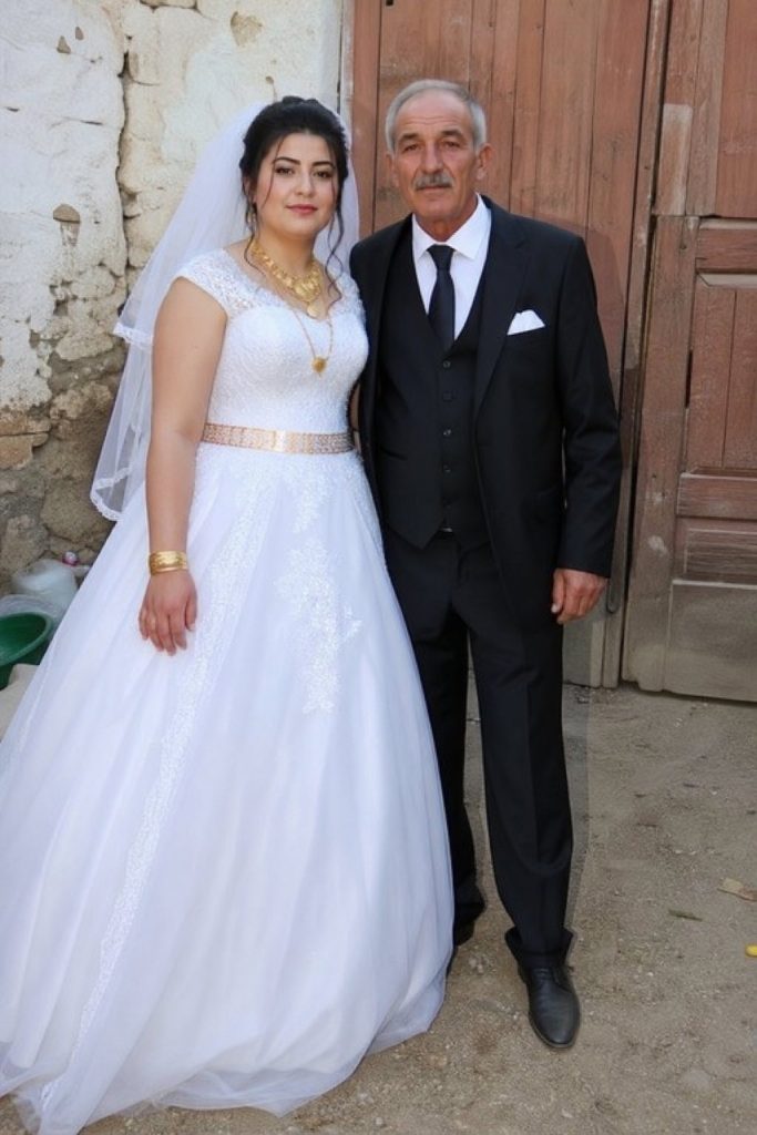 Babam borçları yüzünden beni 50 yaşındaki ağaya verdi — ama düğün gecesi duyduğum söz hayatımı değiştirdi.