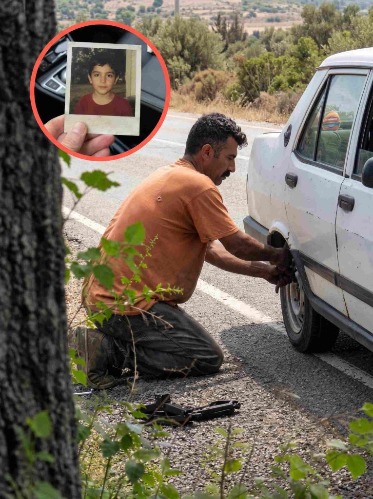 Evsiz bir adam, oğlumun 20 yıl önce kaybolduğu 9 numaralı karayolunda lastiğimi değiştirmeme yardım etti; yolcu koltuğuma bıraktığı şey beni dizlerimin üstüne çöktürdü.