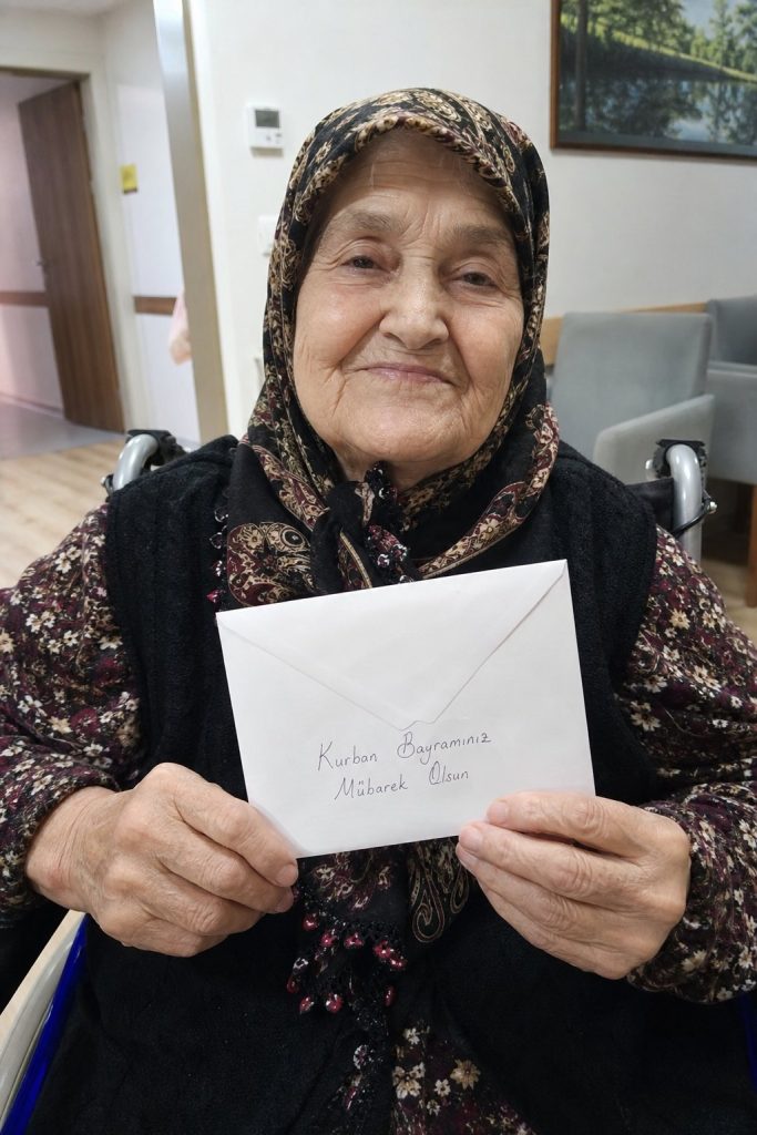 Yaşlı annemi huzurevine bıraktım — ama ölümünden sonra odasında bulduğum mektup, yıllardır bildiğim her şeyi değiştirdi.