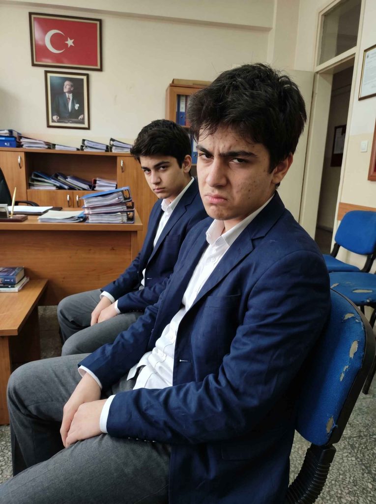 Oğlum kavga ettiği için okula çağrıldım; yanındaki çocuğu görünce dünyam başıma yıkıldı. - Fotoğraf 2