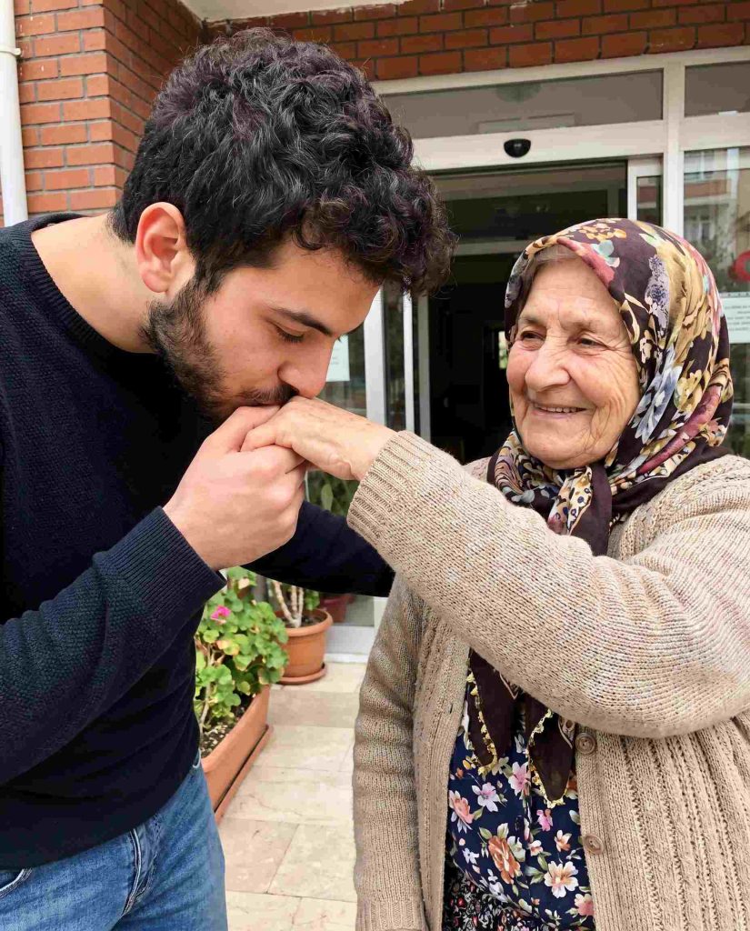Huzurevinde Bir Yaşlı Kadının Oğlu Gibi Davrandım… Ama Ölmeden Önce Bana Bıraktığı Son İstek Hayatımı Değiştirdi