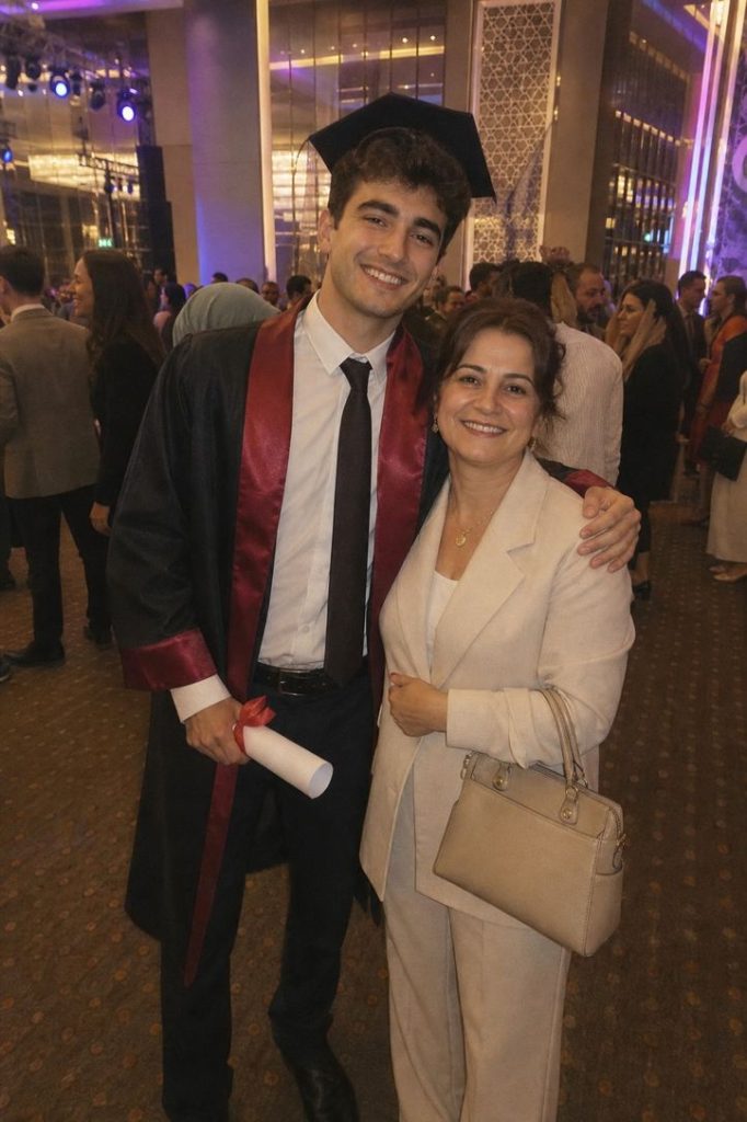 Mezuniyet Günümde Ortaya Çıkan Adam Annen Sana 22 Yıldır Yalan Söylüyor!