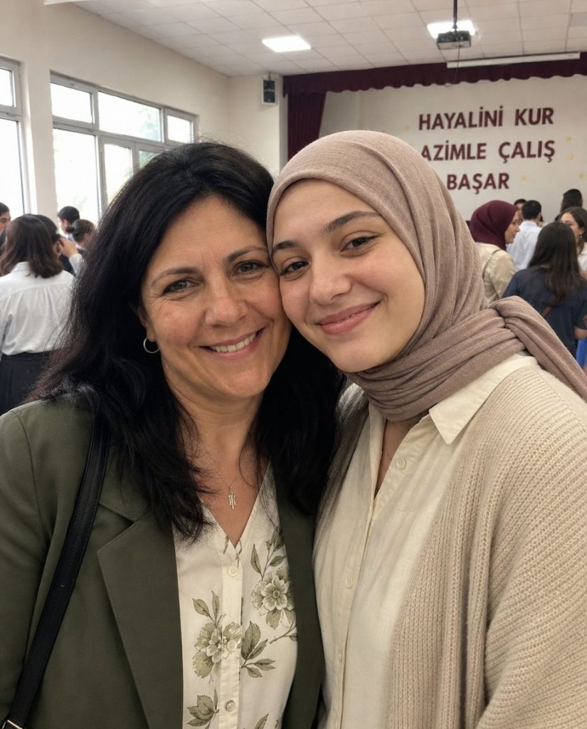 Okul Aile Birliği Başkanı, Kızımın Mezuniyet Törenine Başörtüsüyle Katılmasının “Okul Fotoğraflarını Bozacağını” Söyledi. Ama O Gün, Ona Hayatı Boyunca Unutamayacağı Bir Ders Verdik. - Fotoğraf 2