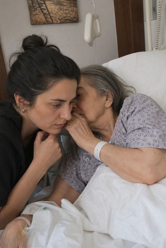 Annem ölmeden önce bana kocam hakkında sadece üç kelime fısıldadı… O sözlerin gerçek anlamını yıllar sonra öğrendiğimde, artık hiçbir şeyi geri döndürme şansım kalmamıştı.**  Annem hastane odasında yaşam mücadelesi verirken başucundan bir an olsun ayrılmıyordum. - Fotoğraf 2