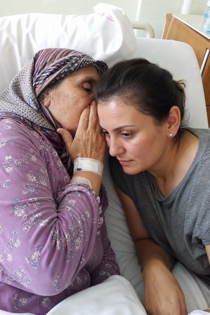 Annem ölmeden önce bana kocam hakkında sadece üç kelime fısıldadı… O sözlerin gerçek anlamını yıllar sonra öğrendiğimde, artık hiçbir şeyi geri döndürme şansım kalmamıştı.**  Annem hastane odasında yaşam mücadelesi verirken başucundan bir an olsun ayrılmıyordum. Doktorlar fazla zamanının kalmadığını söylemişti. Son nefesini vermesine dakikalar kala beni yanına çağırdı. Elimi sımsıkı tuttu, güçlükle bana doğru eğildi ve kulağıma yalnızca üç kelime fısıldadı.  **”Ona güvenme, kızım.”**  Şaşkınlıkla anneme baktım.  “Kime güvenmeyeyim anne?” diye sordum.  Ama artık konuşacak gücü kalmamıştı.  Birkaç saniye sonra gözlerini sonsuza dek kapattı.  O üç kelime cenazeden sonra bile zihnimden hiç çıkmadı.  Fakat annemin kimi kastettiğini bilmiyordum.  O günlerde aklıma gelen tek kişi, on iki yıllık eşim **Murat** değildi. Çünkü Murat’ı seviyordum. Bana göre iyi bir eş, çocuklarımız için fedakâr bir babaydı. Annemin ölüm acısıyla kafasının karıştığını düşündüm ve söylediklerini zamanla unutmaya çalıştım.  Hayat devam etti.  İki çocuğumuzu büyüttük. Yeni bir ev aldık. Murat işinde yükseldi, ben ise ailemiz için elimden geleni yaptım. Yıllar geçtikçe annemin son sözleri yalnızca ara sıra aklıma gelen buruk bir anıya dönüştü.  Ta ki bir akşam Murat’ın telefonuna gelen tek bir mesajı tesadüfen görene kadar.  Mesajı açmadım.  Ama ekranda beliren birkaç kelime, yıllardır içimde uyuyan bütün şüpheleri yeniden uyandırmaya yetmişti.  O gece ilk kez annemin aslında Murat’ı kastetmiş olabileceğini düşündüm.  Yine de hiçbir kanıtım yoktu.  Kendime bunun sadece gereksiz bir kuruntu olduğunu söyleyip hayatıma devam ettim.  Fakat sonraki aylarda yaşanan küçük tesadüfler, birbirini tamamlayan eksik parçalar gibi önümde dizilmeye başladı.  Murat’ın anlamsız yalanları…  Gizli telefon görüşmeleri…  Benden habersiz yaptığı harcamalar…  Ve annemin ölümünden hemen önce onunla yalnız konuştuğunu öğrendiğim o birkaç dakika…  Artık hiçbirini görmezden gelemiyordum.  Yıllar boyunca cevabını aradığım üç kelimenin ardında, sandığımdan çok daha büyük bir sır saklıydı.  Gerçeği öğrenebilmek için annemin yıllardır açmadığım eski sandığını karıştırmaya başladım.  Sandığın en altında bana hitaben yazılmış, açılmamış bir zarf buldum.  Zarfın üzerinde yalnızca şu cümle yazıyordu:  **”Bunu ancak Murat’ın gerçek yüzünü görmeye hazır olduğunda oku.”**  Titreyen ellerimle mektubu açarken, hayatım boyunca inandığım her şeyin birkaç dakika içinde yerle bir olacağından henüz haberim yoktu…