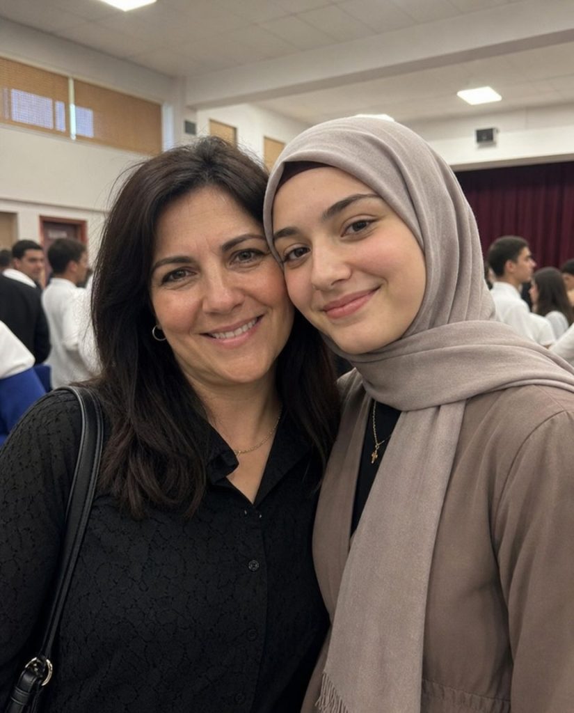 Okul Aile Birliği Başkanı, Kızımın Mezuniyet Törenine Başörtüsüyle Katılmasının “Okul Fotoğraflarını Bozacağını” Söyledi. Ama O Gün, Ona Hayatı Boyunca Unutamayacağı Bir Ders Verdik.