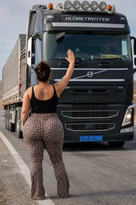 Yol kenarındaki bu kadın Tır şoförünü durdurdu