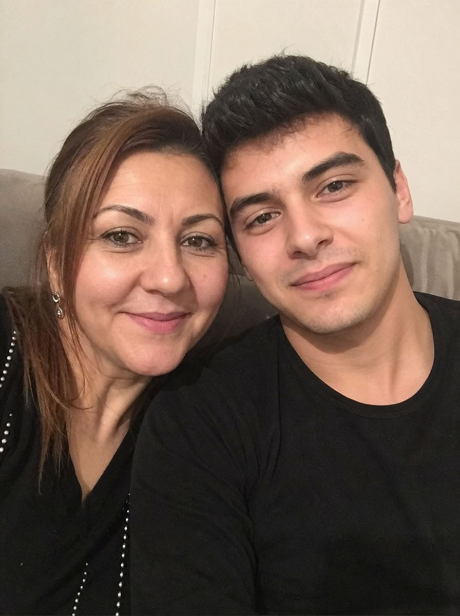 44 YAŞINDAYDIM, DULDUM VE EVİMİN SORUMLULUĞUNU TEK BAŞIMA TAŞIYAMAZ HALE GELMİŞTİM. BENDEN YAŞÇA KÜÇÜK BİR ADAMLA EVLENME KARARI ALDIĞIMDA HERKES BANA GÜLDÜ… AMA DÜĞÜNDEN SONRA EVİMDE ORTAYA ÇIKAN GERÇEK, BANA HAYATIMIN EN BÜYÜK DERSİNİ VERDİ.