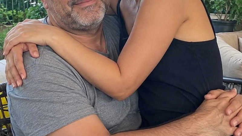 BABAMIN YENİ EŞİ, BİRLİKTE ÇEKTİRDİĞİMİZ FOTOĞRAFI SİLMEMİ İSTEDİ. REDDEDİNCE ÖFKEYLE, “BÖYLE SARILDIĞIN ADAMIN GERÇEKTE KİM OLDUĞUNU BİLE BİLMİYORSUN…” DEDİ.