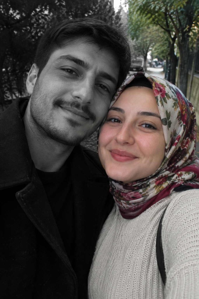 NİŞANLIM DÜĞÜNÜMÜZDEN ÖNCE HAYATINI KAYBETTİ — ÜÇ AY SONRA ANNESİ BENİ BAŞKA BİR DÜĞÜNDE GÖRÜNCE HEMEN SAKLANMAYA ÇALIŞTI.
