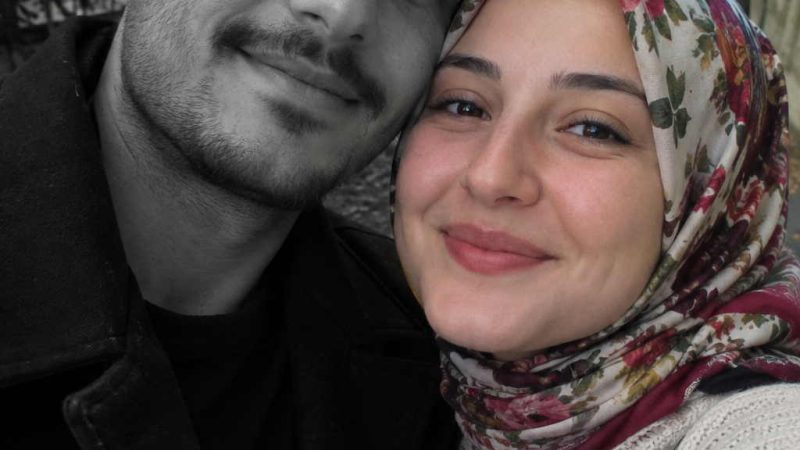 NİŞANLIM DÜĞÜNÜMÜZDEN ÖNCE HAYATINI KAYBETTİ — ÜÇ AY SONRA ANNESİ BENİ BAŞKA BİR DÜĞÜNDE GÖRÜNCE HEMEN SAKLANMAYA ÇALIŞTI.