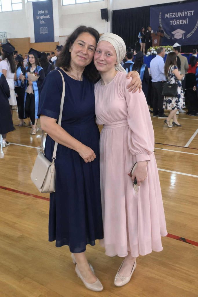 Okul aile birliği başkanı, kızımın başındaki örtünün “mezuniyet fotoğraflarını bozacağını” söyleyerek törene katılmamasının daha iyi olacağını söyledi — ben de ona o okulda kimsenin unutamayacağı bir ders verdim.