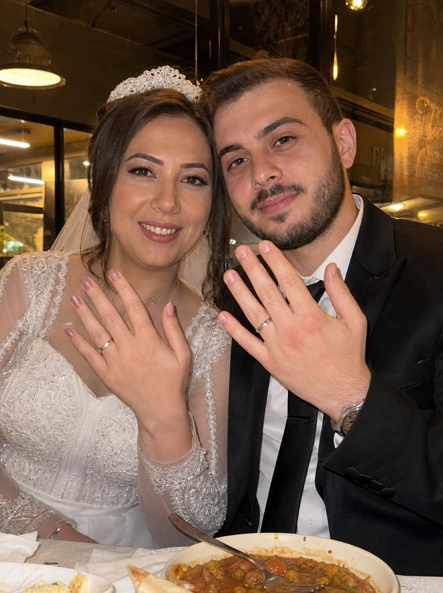 Milyoneri reddedip beş parasız en yakın arkadaşımla evlendim — ama düğün günümüzde hamburger yerken kocam cebinden bir şey çıkarıp, “Sevgilim, benim hakkımda bilmediğin bir şey var,” dedi.