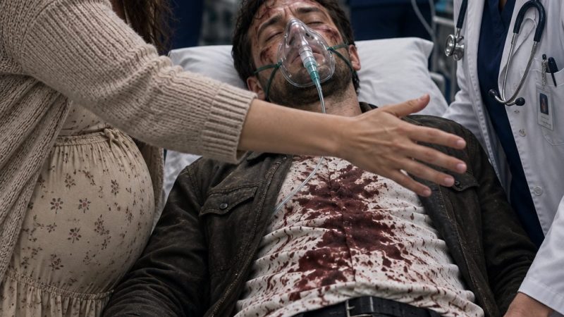 GECE NÖBETİNDEYDİM. AMBULANS, BAŞTAN AŞAĞI KANA BULANMIŞ KOCAMI ACİL SERVİSE GETİRDİ; HEMEN ARKASINDAN BEŞ AYLIK HAMİLE BİR KADIN KOŞARAK İÇERİ GİRDİ VE, “DOKTOR, NE OLUR BEBEĞİMİN BABASINI KURTARIN!” DİYE BAĞIRDI.