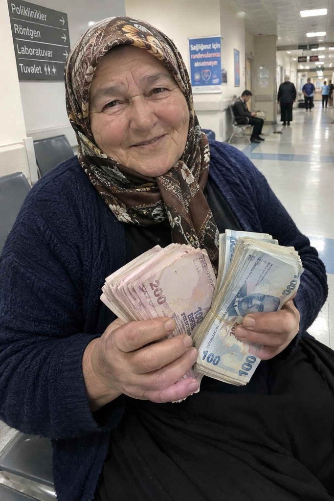 69 Yaşındayım, Oğlum ve Kızım Beni Huzurevine Bıraktı… Ama Onlara Bırakacağım Mirası Başka Birine Bıraktım
