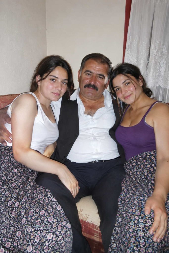 İKİ GENÇ KIZ OLARAK KÖYÜN AĞASINA KUMA OLARAK GİTTİK — BİZDEN İLK İSTEDİĞİ ŞEYİ DUYUNCA BİRBİRİMİZİN YÜZÜNE BAKIP KALDIK.