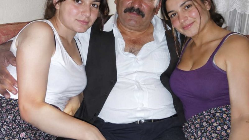İKİ GENÇ KIZ OLARAK KÖYÜN AĞASINA KUMA OLARAK GİTTİK — BİZDEN İLK İSTEDİĞİ ŞEYİ DUYUNCA BİRBİRİMİZİN YÜZÜNE BAKIP KALDIK.