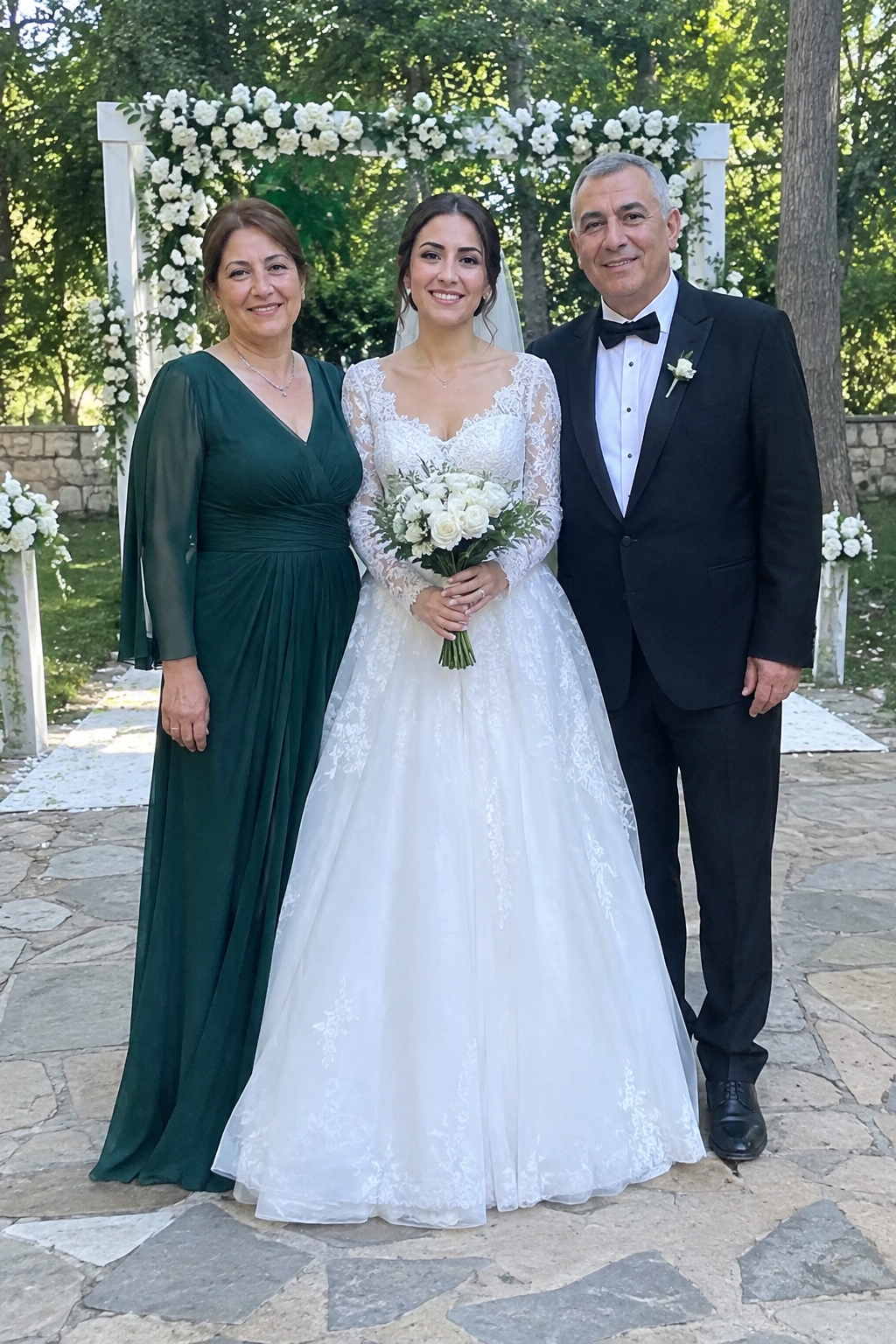 KIZIM ESKİ KOCAMLA EVLENDİ — AMA DÜĞÜN GÜNÜ OĞLUM BENİ BİR KENARA ÇEKİP, “ANNE, ARBEN HAKKINDA BİLMEN GEREKEN BİR ŞEY VAR,” DEDİ.