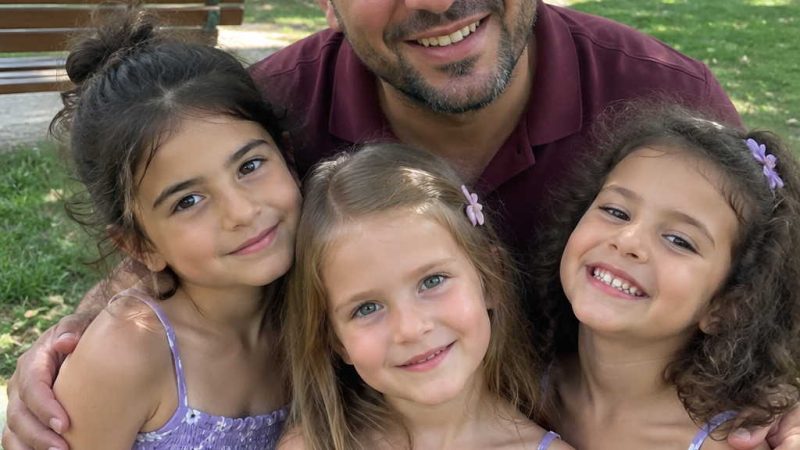 ÜÇÜZ KIZLARIMIN DÜNYAYA GELDİĞİ GÜN EŞİMİ KAYBETTİM — TAM 10 YIL SONRA, DOĞUM GÜNÜ KUTLAMALARININ ARDINDAN KAPIMIZIN ÖNÜNDE ÜZERİNDE, “GÜZEL KIZLARIMA… SEVGİYLE, ANNENİZ,” YAZAN BİR KUTU BULDUK.
